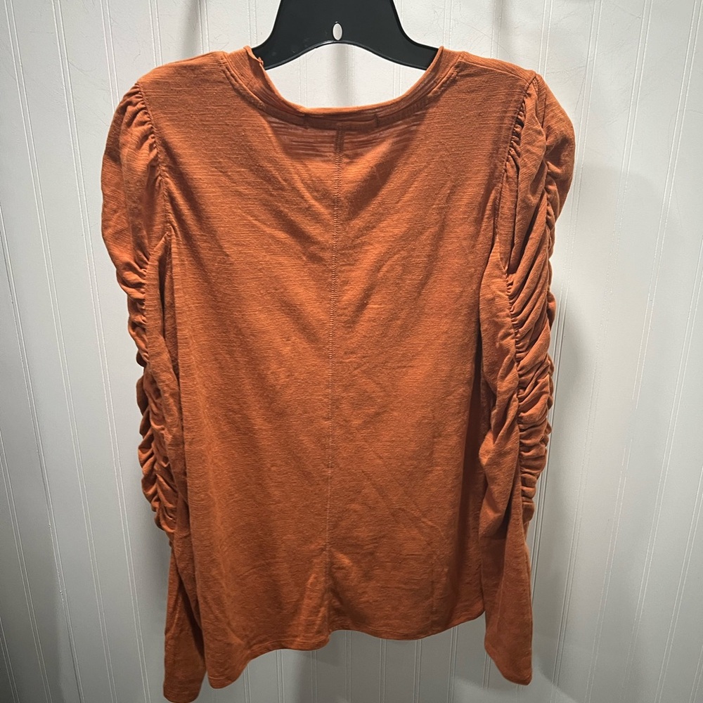 We The People Women's Rust Orange Puff Ruched Sleeve Top - Picture 3 of 4